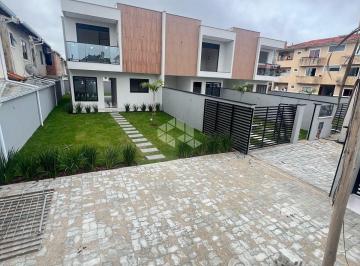 Casa · 124m² · 4 Quartos · 2 Vagas · Casa duplex com 4 dormitórios sendo 1 suíte nos Ingleses do Rio Vermelho