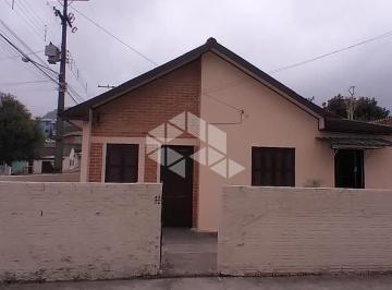 Casa · 46m² · 3 Quartos · Terreno composto por duas casas
