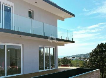 Casa · 239m² · 3 Quartos · 3 Vagas · Casa à Venda de Alto Padrão em Garopaba no bairro Ferraz