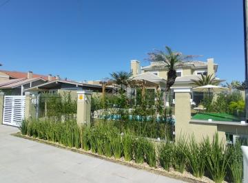 Casa · 225m² · 4 Quartos · 4 Vagas · Bela casa com 4 quartos sendo 2 suítes a duas quadras do mar