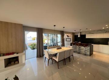 Casa · 227m² · 3 Quartos · 4 Vagas · Casa ampla com 03 dormitórios e piscina, com pequeno e charmoso comércio em anexo.