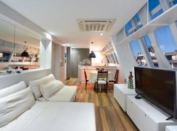 Apartamento · 93m² · 1 Quarto · 1 Vaga · Duplex com 2 dormitórios, sendo 1 suíte, 1 vaga de garagem no Centro de Florianópolis/SC.