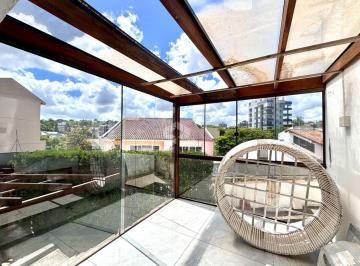 Casa · 275m² · 2 Quartos · 2 Vagas · Casa reformada, com duas suítes e pátio com piscina, no Três Figueiras