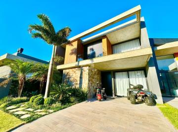 Casa · 240m² · 4 Quartos · 2 Vagas · Sobrado 4 suítes, mobiliado e decorado, com vaga para 2 carros no condomínio fechado Sunset em Xangr