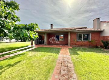Casa · 140m² · 3 Quartos · 2 Vagas · Casa com 3 quartos, 1 suíte, sala de estar com lareira, piscina em terreno de 720m² em Xangri-lá