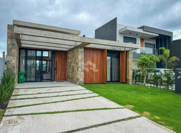 Casa · 160m² · 4 Quartos · 1 Vaga · Casa 4 suítes, sendo 2 americanas, mobiliada e decorada, piscina aquecida e muito mais no condomínio