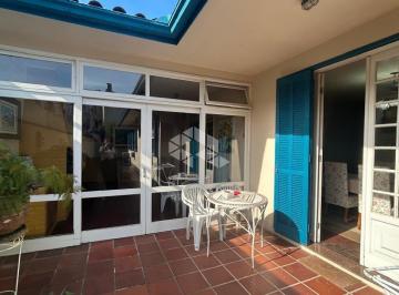 Casa · 300m² · 4 Quartos · 2 Vagas · Casa residencial ampla e plana com 4 dormitórios em Coqueiros - Florianópolis