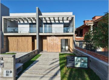 Casa · 160m² · 4 Quartos · 2 Vagas · Sobrado à venda, com 4 dormitórios, 2 vagas, no centro de Atlantida