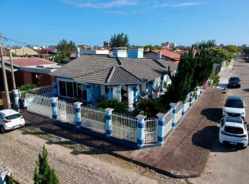 Casa · 190m² · 2 Quartos · 2 Vagas · Casa térrea com 2 dormitórios, sendo 01 suíte decorado e mobiliado, em Noiva do Mar - Xangri-Lá/RS.