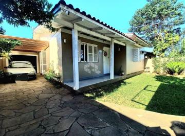 Casa · 160m² · 2 Quartos · 2 Vagas · Casa plana com 2 dormitórios, 1 banheiro, sala, cozinha, lavanderia, garagem para 2 carros, aceita f