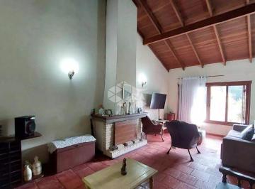 Casa · 220m² · 4 Quartos · 2 Vagas · Casa de 4d (1 suíte), 2 salas e 3 banheiros com 220m²
