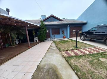 Casa · 130m² · 3 Quartos · 2 Vagas · Casa com mezanino, 03 dormitórios sendo 1 suíte, amplo pátio com piscina e 02 vagas, no centro de Xa