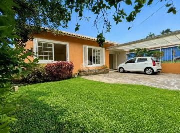 Casa · 140m² · 2 Quartos · 2 Vagas · Casa com 2, sendo um suíte,2 churrasqueiras, pátio, no bairro Vila Nova,Novo Ham