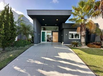 Casa · 171m² · 4 Quartos · 3 Vagas · Casa Beira Lago, com 200 m², constituído por 04 Suítes, finamente mobiliada e de