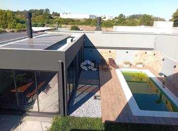 Casa · 190m² · 3 Quartos · 2 Vagas · Casa de alto padrão com 3 quartos, uma suíte, piscina, no bairro São José em Santa Maria