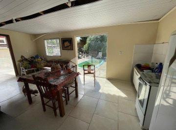 Casa · 138m² · 4 Quartos · 2 Vagas · Ampla Casa a venda com 4 Dormitórios, Piscina e Espaço Gourmet em Terreno de 690m² -