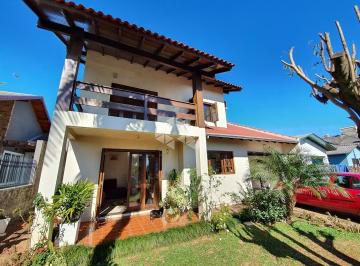 Casa · 200m² · 4 Quartos · 3 Vagas · Bela residência com 4 dormitórios em bairro nobre