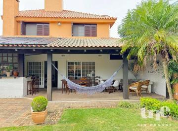 5b46368898c38149900c6a5b07aa5800cd251680 · Encantadora casa de praia tradicional no Balneário Cassino