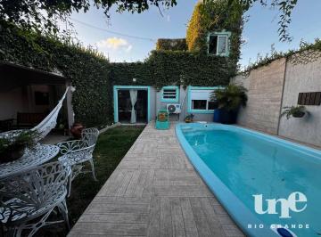 Piscina com aquecimento solar · Casa Encantadora na Praia do cassino
