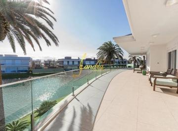 Casa · 953m² · 8 Quartos · 2 Vagas · Sobrado Novo Enseada com 08 suítes, com dois lotes Beira lago