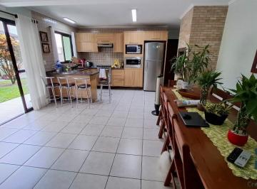 Foto 30 · Casa com edícula, 04 quartos sendo 2 suítes, amplo terreno fundos, no Atuba em Curitiba PR