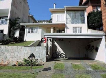 Casa · 240m² · 3 Quartos · 4 Vagas · Excelente casa ensolarada em ótima localização, no miolo do condomínio R$9.000,00 Pacote Locação!