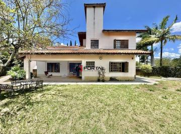 Casa · 255m² · 3 Quartos · 8 Vagas · Cond Vila Velha - Casa 80% TÉRREA, 3 suítes! Lote 1.546m² plano!