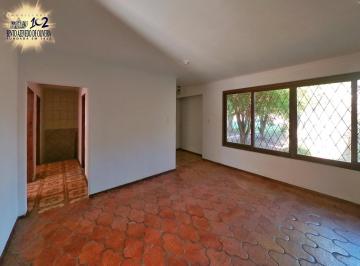 Casa · 165m² · 4 Quartos · 2 Vagas · Viva com Amplitude no Jardim Sabará: Casa de 165m² com Lareira, Pátio e Versatil
