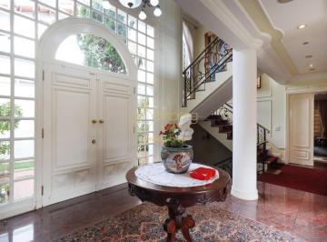 Casa · 559m² · 4 Quartos · 3 Vagas · Casa no Caxingui com 4 suítes, jardim e 3 vagas