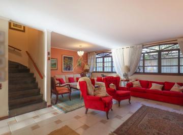 Casa · 234m² · 3 Quartos · 2 Vagas · Sobrado/ 234 m² de área construída, 3 quartos, 1 suíte, 4 vagas/ próximo á  escola Waldorf Steiner.