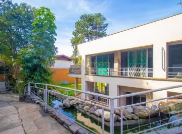 Casa · 415m² · 3 Quartos · 3 Vagas · Sobrado/ Casa à Venda - 1.067 m² de Terreno/ 415 m² de área útil, piscina, jardim e 3 vagas.