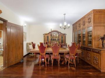 Casa · 453m² · 4 Quartos · 6 Vagas · Casa térrea com ambientes amplos a poucos metros do laguinho.