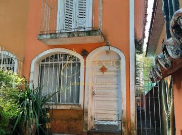 Casa · 97m² · 2 Quartos · Sobrado com Grande Potencial de Reforma em Localização Estratégica