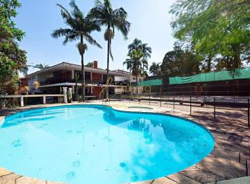 Casa · 856m² · 4 Quartos · 10 Vagas · Casa diferenciada com 2.210m² de terreno em rua tranquila e com segurança 24 hrs