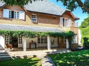 Casa · 500m² · 3 Quartos · 4 Vagas · Casa com 3 suítes, escritório e muito jardim, próximo da Chácara Flora