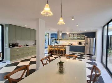 Casa · 238m² · 4 Quartos · 2 Vagas · Casa Reformada com 4 Dormitórios e Espaço Gourmet no Jardim Leonor