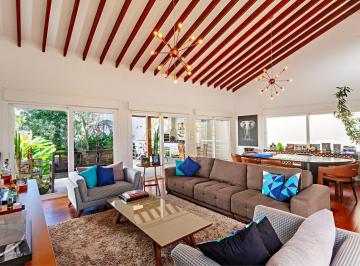 Casa · 300m² · 5 Quartos · 4 Vagas · Casa iluminada com 5 quartos, jardim em localização privilegiada e nobre no Alto da Boa Vista!!