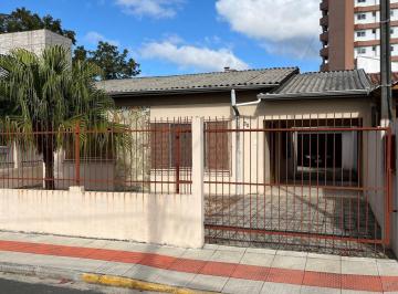 Casa · 200m² · 3 Quartos · 2 Vagas · Casa de Alvenaria, Localizado no Centro
