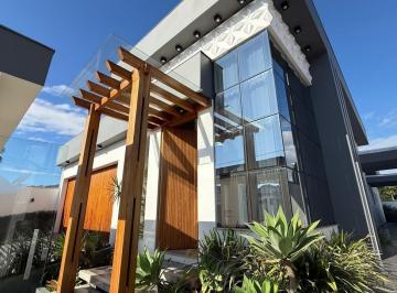 Casa · 221m² · 3 Quartos · 2 Vagas · Uma casa que dispensa comentários.