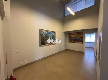 Comercial · 300m² · 6 Quartos · 8 Vagas · Casa comercial disponível para locação no bairro brasil em Uberlândia-MG.
