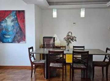 Sala · Apartamento de dois quartos com suíte, de frente, andar alto e vaga de garagem.