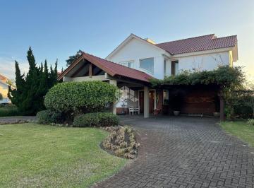 Casa · 287m² · 4 Quartos · 4 Vagas · Sobrado 4 suítes, mobiliada e decorada em um terreno de 900m² no condomínio fechado Green Village Go