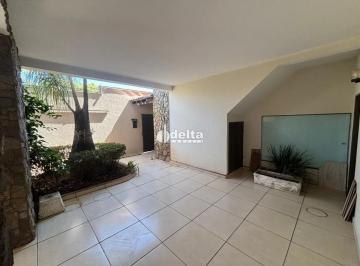 Casa · 210m² · 4 Quartos · 1 Vaga · Casa residencial e comercial com 4 quartos e 2 suítes disponível para locação no bairro Nossa Senhor