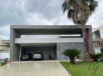 gowjjmo2ogi0yzmym2rmzdq0_md · Casa Térrea com Piscina e Excelente Localização no Condomínio Fazenda Imperial