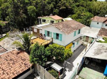 Casa · 230m² · 7 Quartos · 2 Vagas · Ampla Casa com 7 Quartos para Alugar na Lagoa da Conceição – Florianópolis