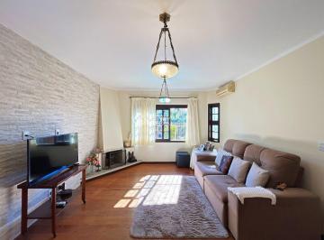Casa · 138m² · 3 Quartos · 2 Vagas · Casa com 3 quartos e 1 suíte no Bairro Espírito Santo.