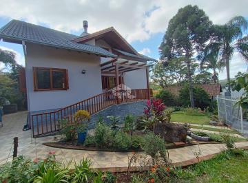 Casa · 213m² · 2 Quartos · Pra quem busca refúgio e ótima localização, está aqui o imóvel ideal!