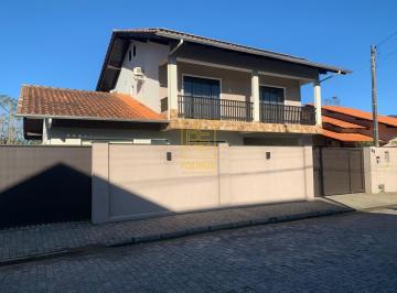 Casa · 363m² · 3 Quartos · 2 Vagas · Casa com energia solar e amplo quintal no centro de Rodeio
