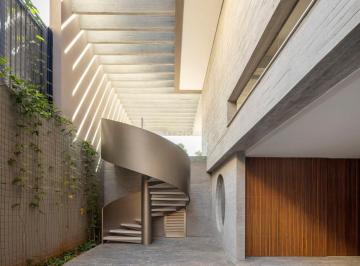 Casa · 1422m² · 5 Quartos · 8 Vagas · O concreto respira, a madeira se move, a arquitetura fala.