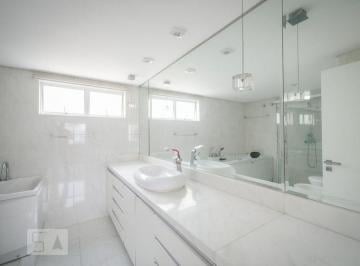 Sobre o imóvel: Linda cobertura composta por 2 quartos bem grandes, na suíte pri · Apartamento para Aluguel - Água Verde, 2 Quartos, 440 m2 - Curitiba